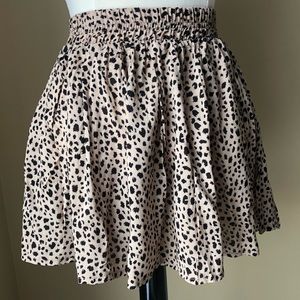 Beautiful light elastic waist leopard print skirt.
